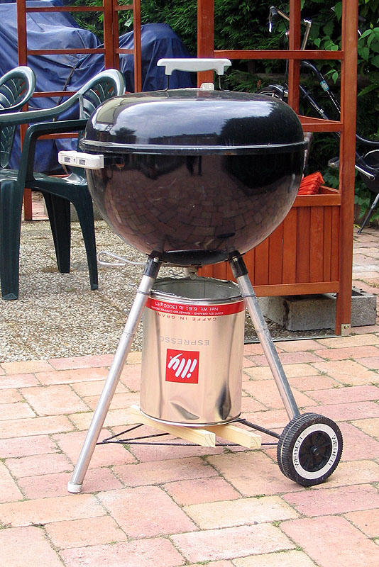 Weber barbecue with illy ashcan