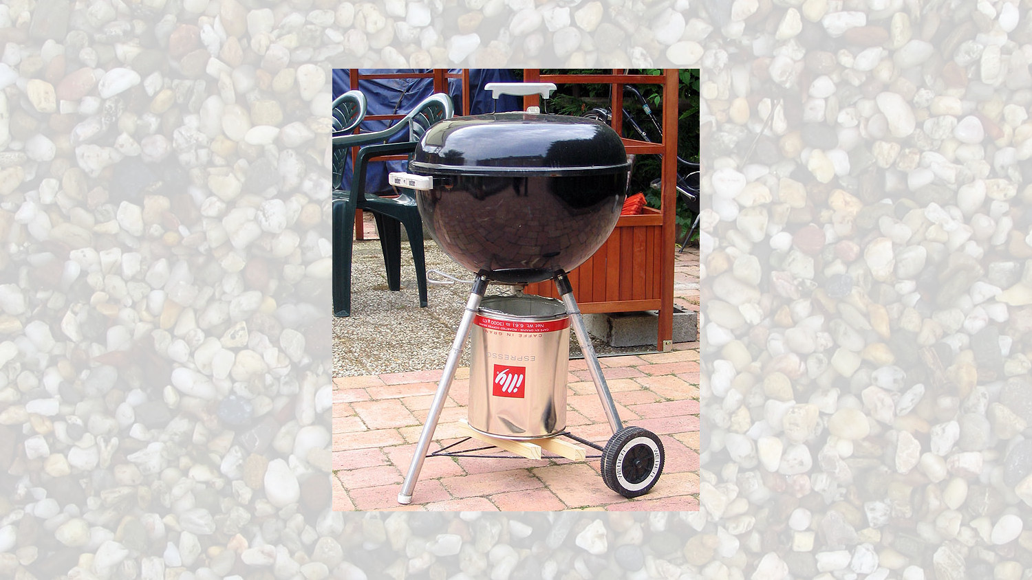 Weber barbecue with large Illy can for ash collection
